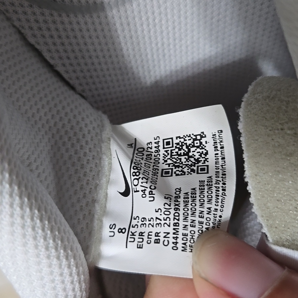 NWT Nike White and Green Athletic Shoes - Picture 6 of 7